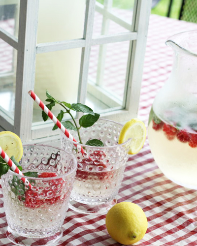 sparkling sangria, raspberries, lemon and mint