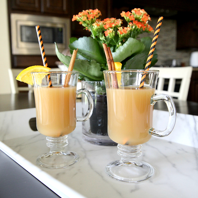 Easy Crockpot Spiked Apple Cider Drink Recipe