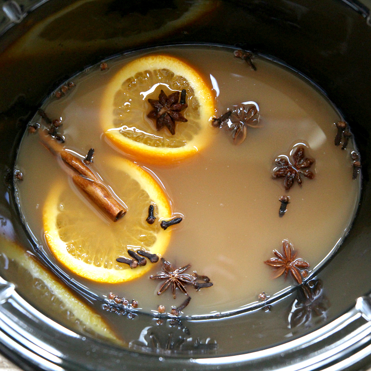 Easy Crockpot Spiked Apple Cider Drink Recipe